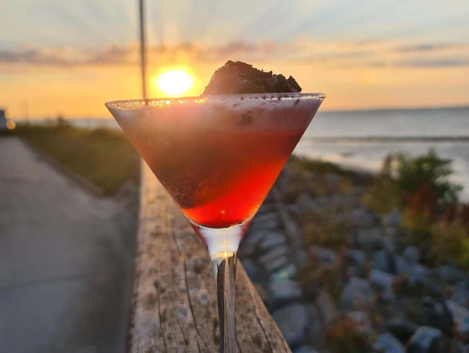 Ein Glas Cocktail im Gästehaus Bi de Ley auf Norderhörn